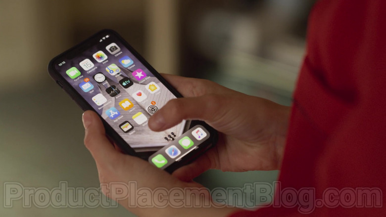 Apple iPhone Smartphone in Valeria S01E07 The Package (2020)