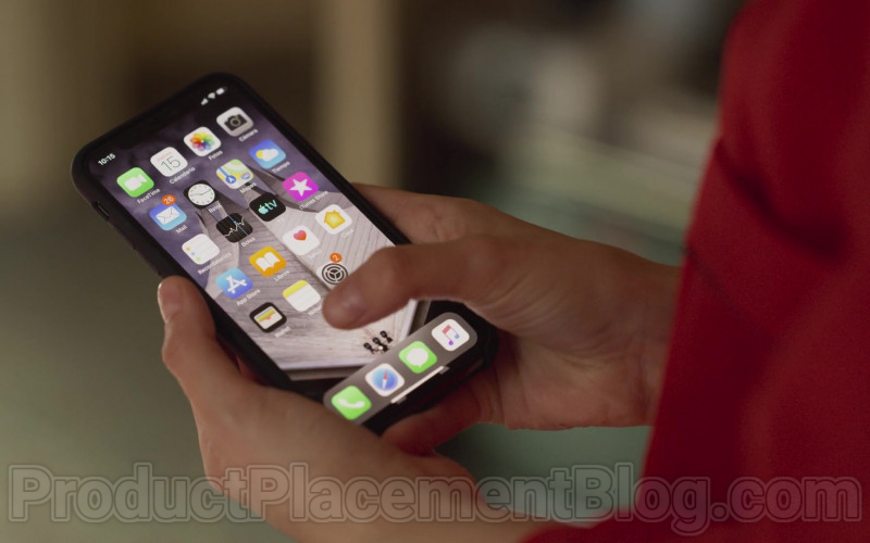 Apple iPhone Smartphone in Valeria S01E07 The Package (2020)