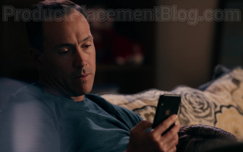 Apple iPhone Smartphone of Chris Klein as Bill Townsend in Sweet Magnolias S01E02