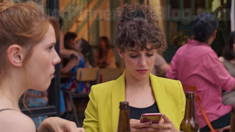 Apple iPhone Smartphone of Silma López as Lola in Valeria S01E02 (1)