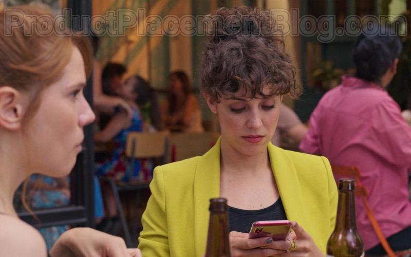 Apple iPhone Smartphone of Silma López as Lola in Valeria S01E02 (1)