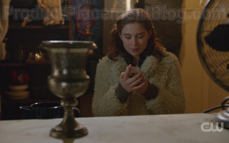 Apple iPhone Smartphones in DC's Legends of Tomorrow S05E12 (2)