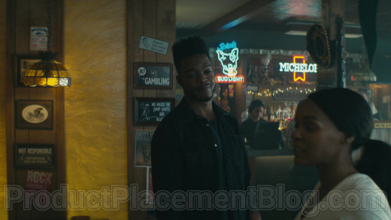 Bud Light and Michelob Signs in Homecoming S02E05 TV Show (1)