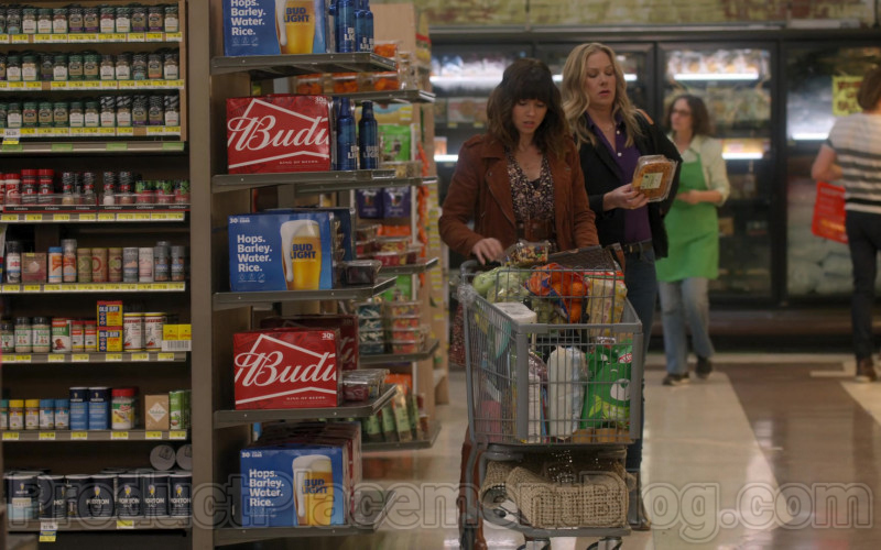 Budweiser and Bud Light Beer in Dead to Me S02E05 The Price You Pay (2020)