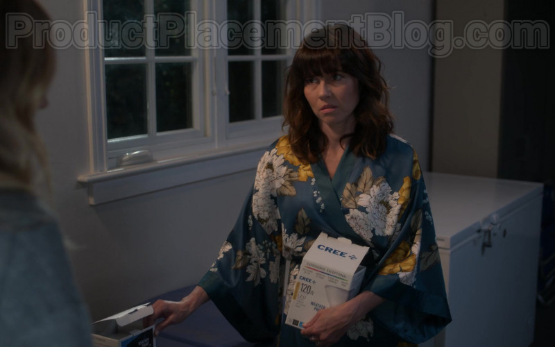 Cree Lighting Held by Linda Cardellini as Judy Hale in Dead to Me S02E03 You Can't Live Like This (2020)