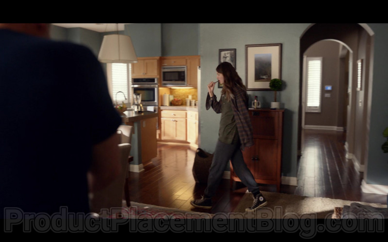 Diana Silvers as Erin Wearing Converse High Tops Black Shoes in Space Force S01E04 TV Show