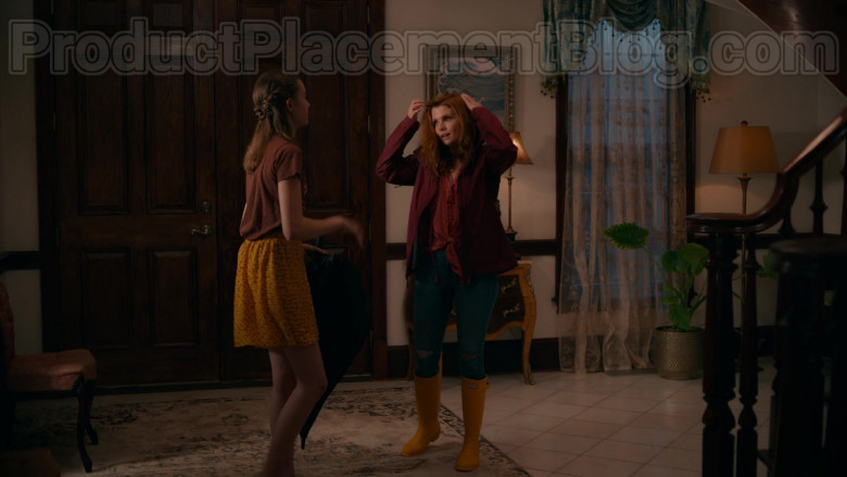 JoAnna Garcia Swisher as Maddie Townsend Wearing Hunter Original Yellow Tall Gloss Rain Boots in Sweet Magnolia (3)