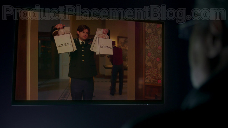 L’Oréal Cosmetics Paper Bags in Upload S01E03 The Funeral (2020)