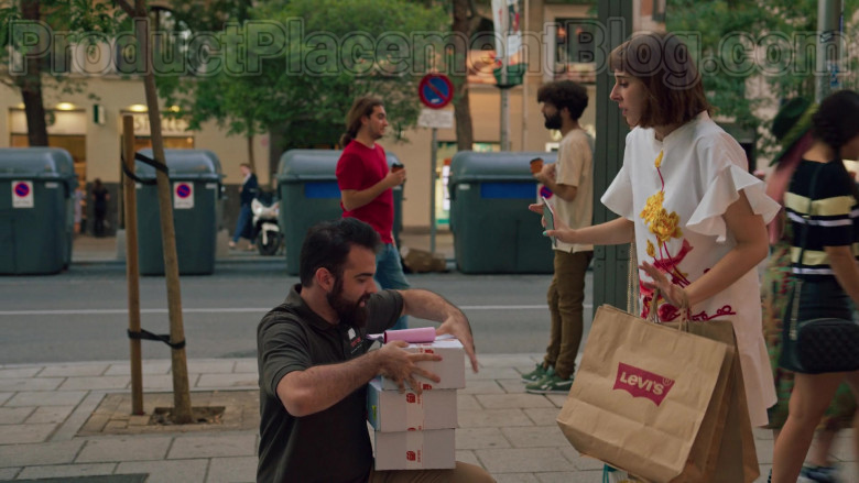 Levi's Paper Bags Held by Paula Malia as Carmen in Valeria S01E07 (1)