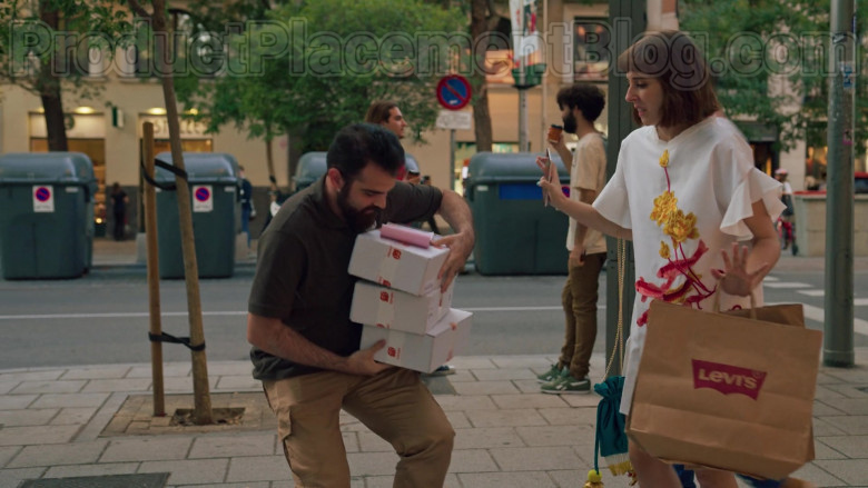 Levi's Paper Bags Held by Paula Malia as Carmen in Valeria S01E07 (2)