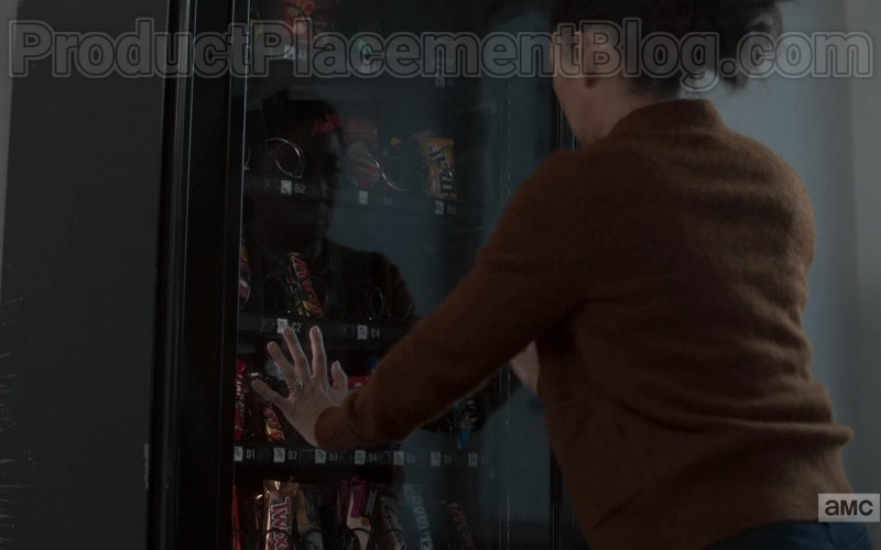 Mars, M&M's Candies, Twix, Bounty in Killing Eve S03E06 End of Game (2020)
