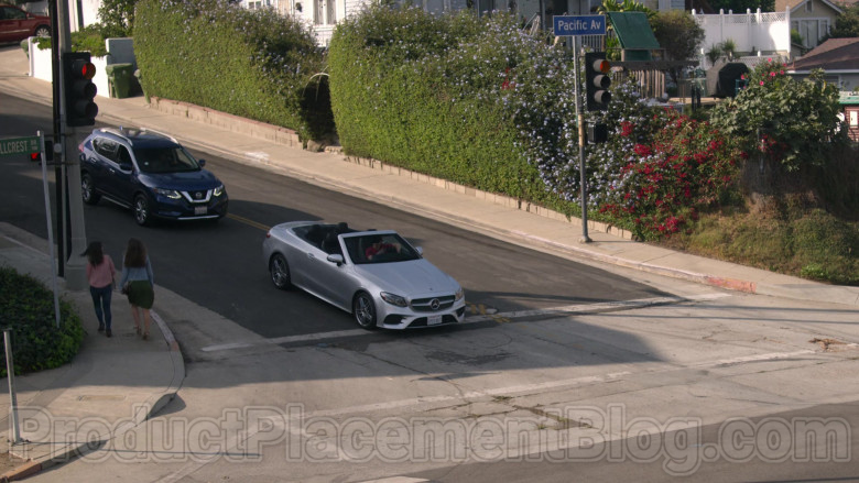 Mercedes-Benz E450 Convertible Car in Dead to Me S02E05 [Netflix TV Series] (2)