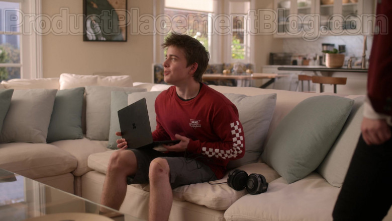 Microsoft Surface Black Laptop Used by Sam McCarthy as Charlie Harding in Dead to Me S02E08 It Had To Be You (2020)