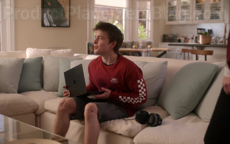 Microsoft Surface Black Laptop Used by Sam McCarthy as Charlie Harding in Dead to Me S02E08 It Had To Be You (2020)