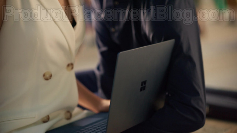 Microsoft Surface Laptop of Silma López as Lola in Valeria S01E02 (2)