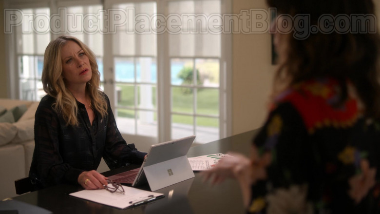 Microsoft Surface Tablet Used by Christina Applegate as Jen Harding in Dead to Me S02E07 If Only You Knew (1)