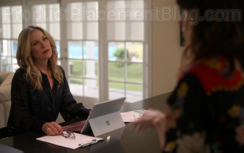 Microsoft Surface Tablet Used by Christina Applegate as Jen Harding in Dead to Me S02E07 If Only You Knew (1)
