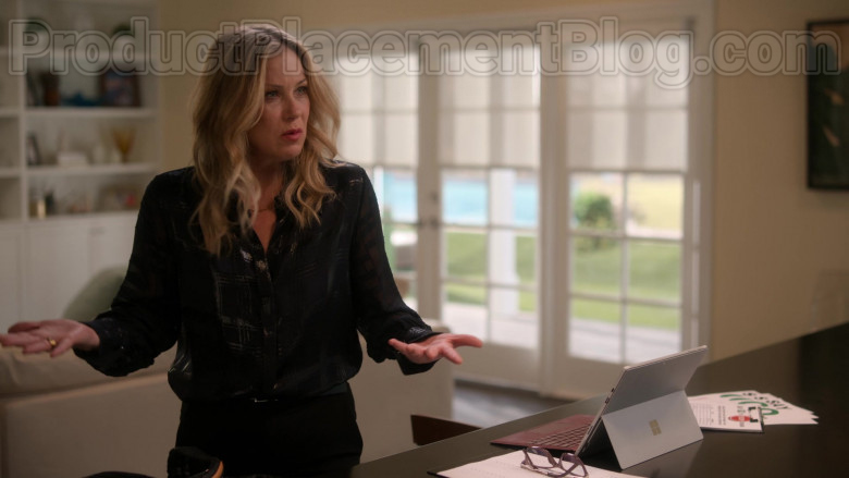 Microsoft Surface Tablet Used by Christina Applegate as Jen Harding in Dead to Me S02E07 If Only You Knew (2)