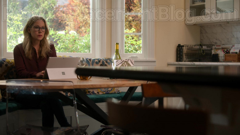 Microsoft Surface Tablet Used by Christina Applegate in Dead to Me S02E03 (2)