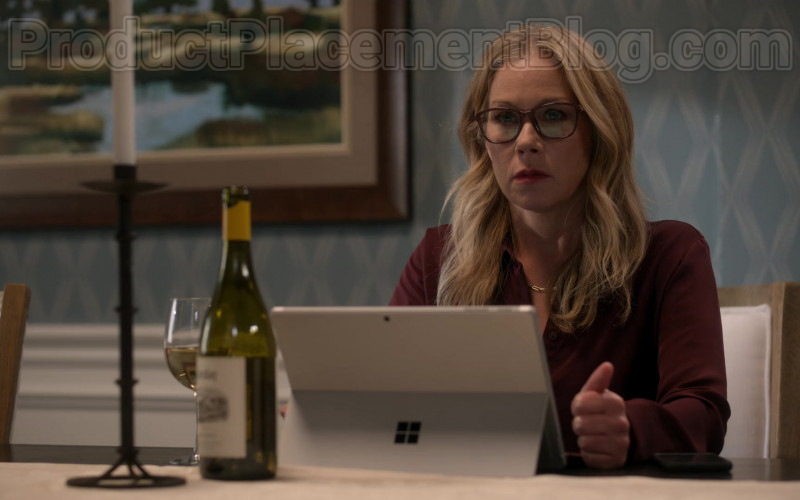 Microsoft Surface Tablet Used by Christina Applegate in Dead to Me S02E03 (3)