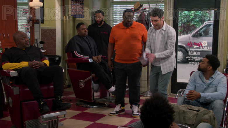 Nike Sneakers of Cedric the Entertainer in The Neighborhood S02E22 Welcome to the Campaign (2020)
