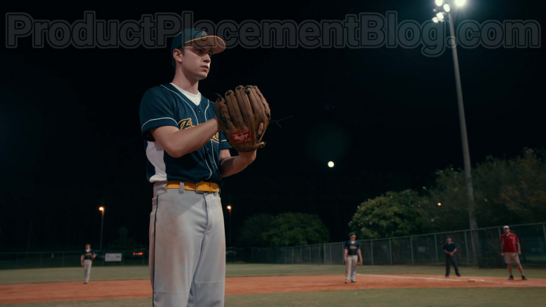 Rawlings Baseball Glove of Carson Rowland as Tyler ‘Ty’ Townsend in Sweet Magnolias S01E02 (1)
