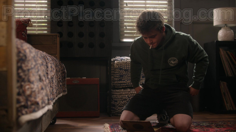 Sam McCarthy as Charlie Wearing O’Neill Green Hoodie in Dead to Me TV Show [S02E10] (2)