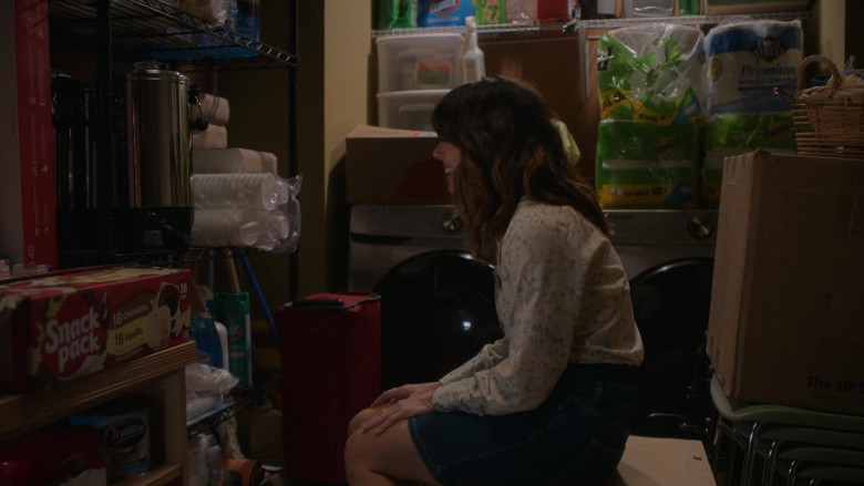 Snack Pack, Ovaltine, Bounty, First Street in Dead to Me S02E01