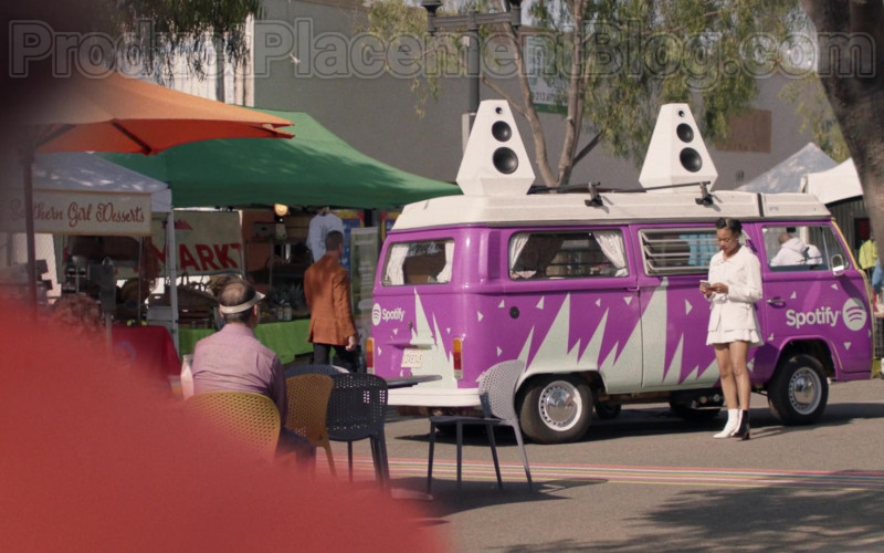 Spotify Bus in Insecure S04E05 Lowkey Movin’ On (2020)