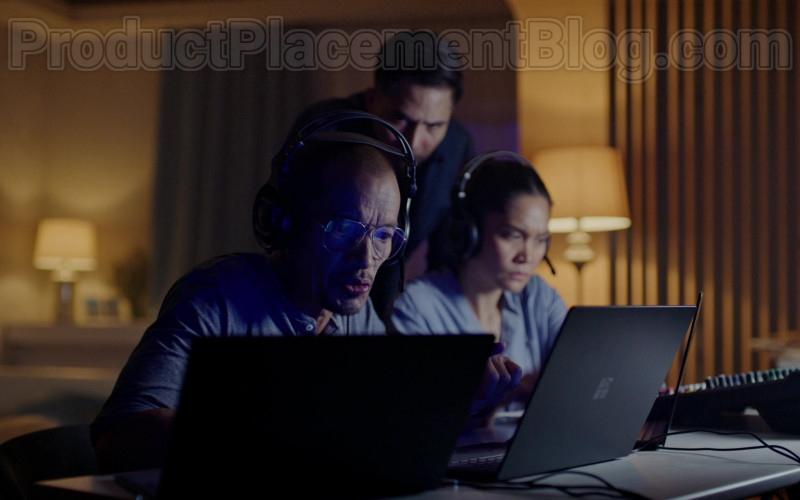 TV Series Cast Members Using Surface Laptops by Microsoft in Almost Paradise S01E09 TV Show (1)