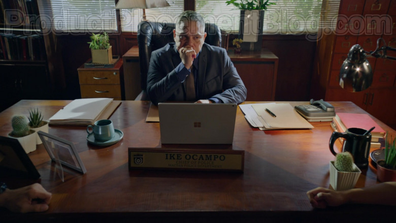 TV Series Cast Members Using Surface Laptops by Microsoft in Almost Paradise S01E09 TV Show (5)