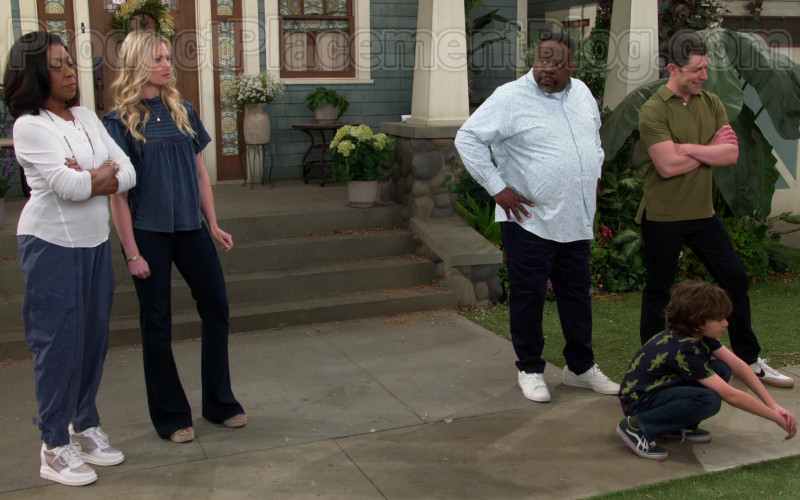 Vans Green Shoes of Hank Greenspan as Grover Johnson in The Neighborhood S02E21 Welcome to the Speed Bump (2020)