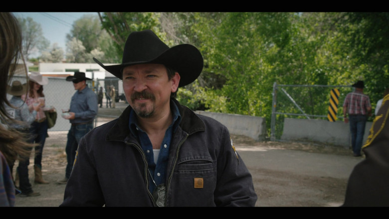 Actor Wears Carhartt Jacket Outfit in Yellowstone S03E02 (1)