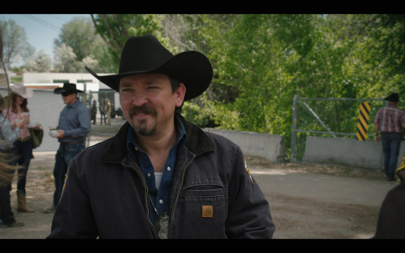 Actor Wears Carhartt Jacket Outfit in Yellowstone S03E02 (1)