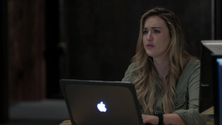 Actress Ashley Johnson as Patterson Using Apple MacBook Laptop in Blindspot S05E06 TV Show (2)