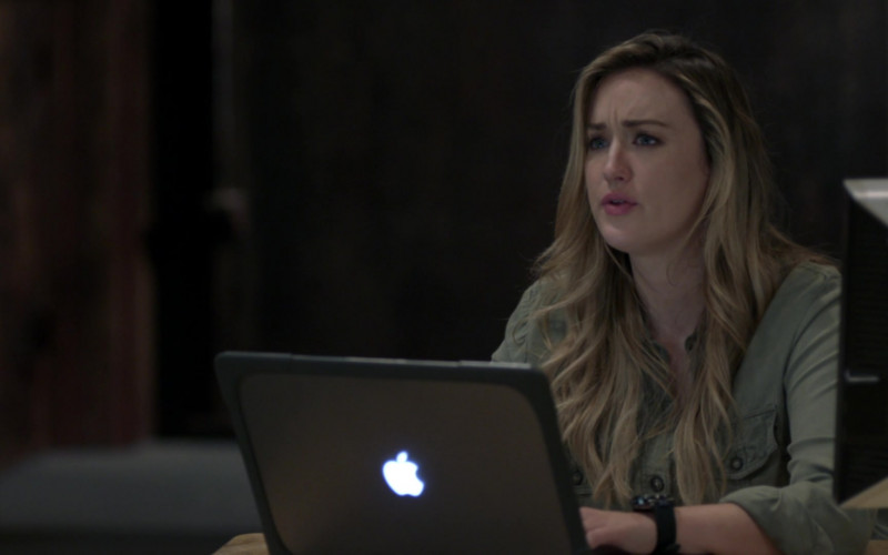 Actress Ashley Johnson as Patterson Using Apple MacBook Laptop in Blindspot S05E06 TV Show (2)