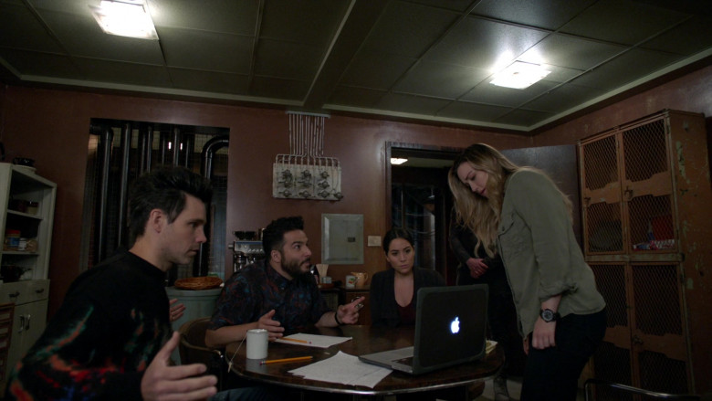 Actress Ashley Johnson as Patterson Using Apple MacBook Laptop in Blindspot S05E06 TV Show (3)