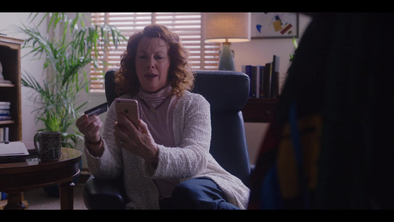 Actress Using Apple iPhone Smartphone in Love Life S01E05 (1)