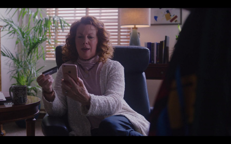 Actress Using Apple iPhone Smartphone in Love Life S01E05 (1)