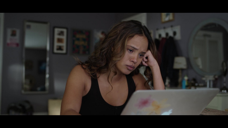 Alisha Boe as Jessica Davis Wearing Black Tee & Using Apple MacBook Laptop in 13 Reasons Why S04E08 TV Show (1)
