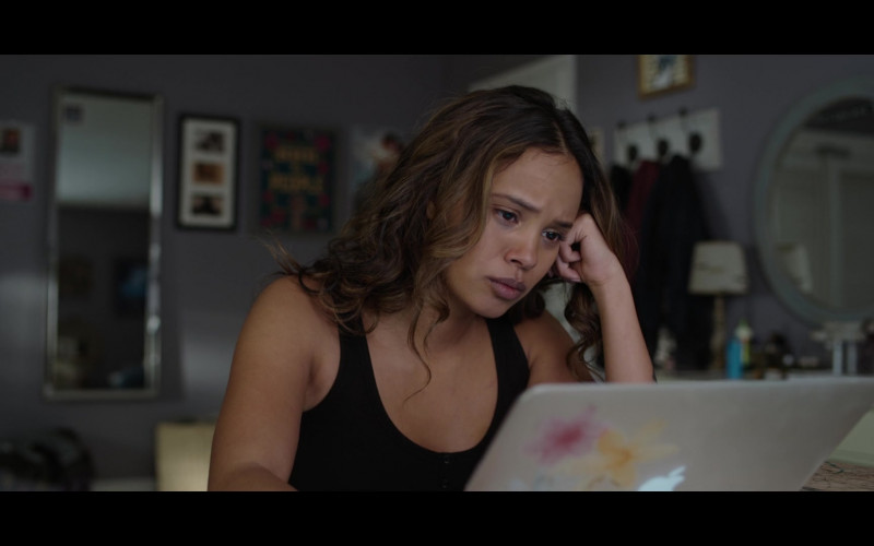 Alisha Boe as Jessica Davis Wearing Black Tee & Using Apple MacBook Laptop in 13 Reasons Why S04E08 TV Show (1)