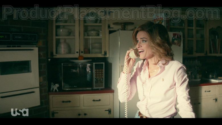 Amanda Peet as Betty Broderick Wearing Ralph Lauren Pink Shirt in Dirty John S02E01 TV Show (1)