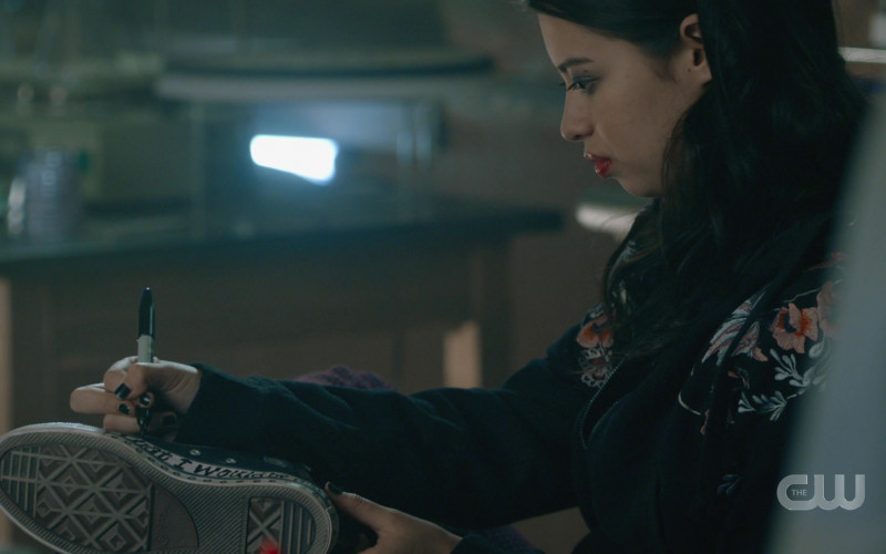 Amber Midthunder as Rosa Wears Converse Sneakers in Roswell, New Mexico Season 2 Episode 12 TV Show (1)