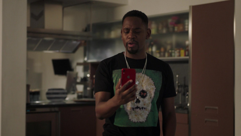 Aml Ameen as Simon Using Apple iPhone Red Smartphone in I May Destroy You S01E01 TV Show (1)