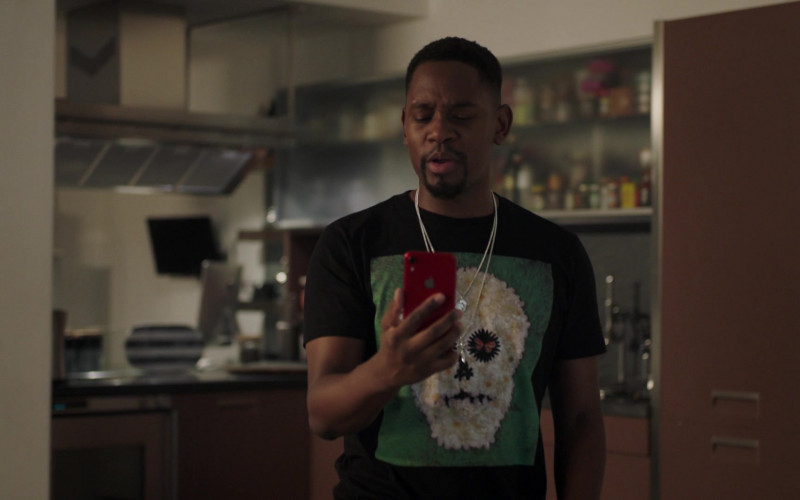 Aml Ameen as Simon Using Apple iPhone Red Smartphone in I May Destroy You S01E01 TV Show (1)