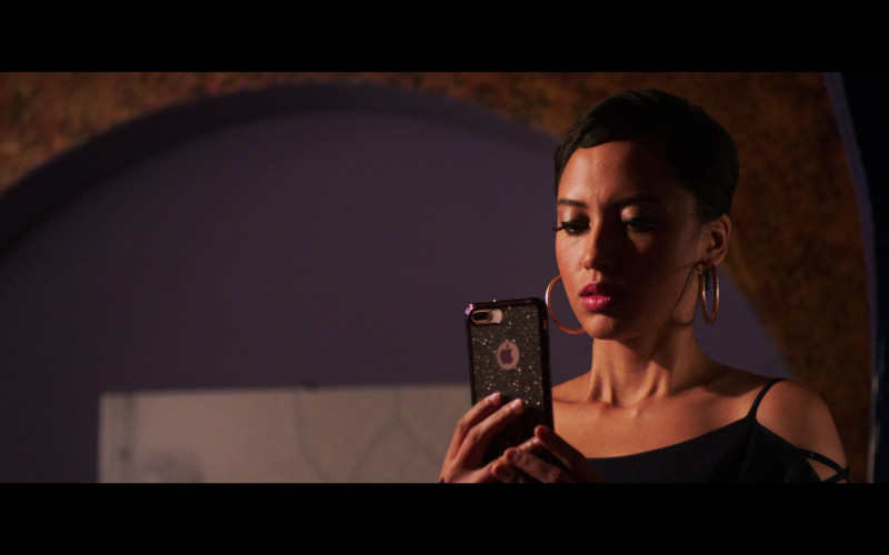 Andy Allo Using Apple iPhone Smartphone in 2 Minutes of Fame Film (1)