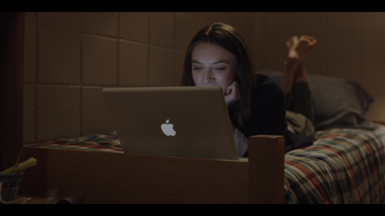 Apple MacBook Laptop in Love Life S01E05 Luke Ducharme TV Series (2)
