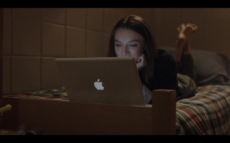 Apple MacBook Laptop in Love Life S01E05 Luke Ducharme TV Series (2)