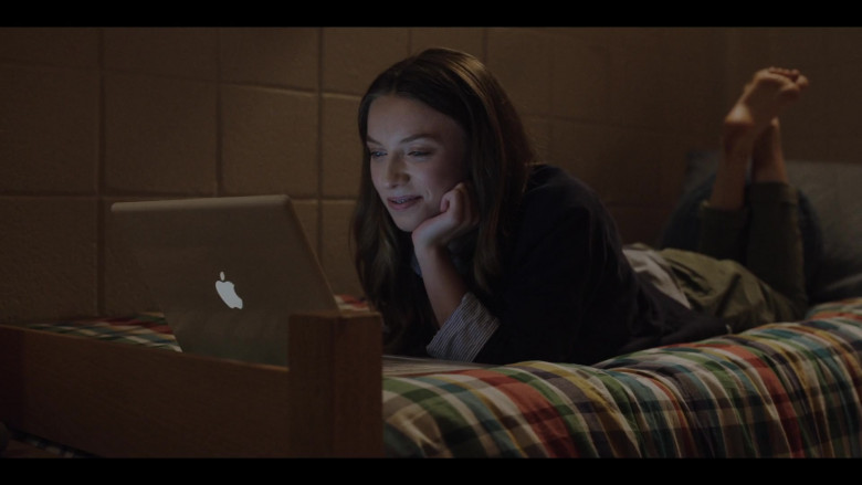 Apple MacBook Laptop in Love Life S01E05 Luke Ducharme TV Series (3)