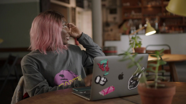 Apple MacBook Laptop of Michaela Coel in I May Destroy You S01E04 (1)